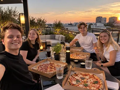 Pizza auf der Dachterrasse bei Sonnenuntergang