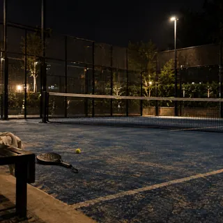 Padelplatz am Abend