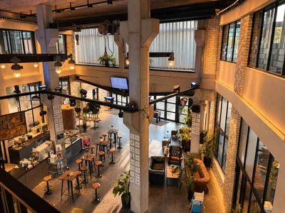 Loft mit Café und Arbeitsplätzen